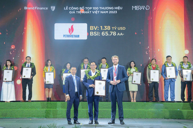 Ông Trần Quang Dũng, Trưởng Ban Truyền thông và Văn hóa doanh nghiệp đại diện Petroietnam nhận tôn vinh tại chương trình. (Ảnh: PV/Vietnam+) PetroVietnam nằm trong top 10 thương hiệu giá trị nhất Việt Nam ảnh 1