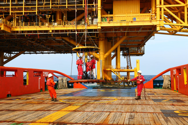 Người lao động Dầu khí đổi ca bằng tàu dịch vụ. (Ảnh: PV/Vietnam+) PetroVietnam nằm trong top 10 thương hiệu giá trị nhất Việt Nam ảnh 2
