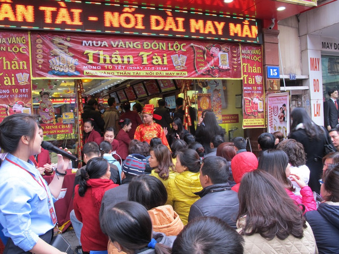 Nguyên nhân nào khiến giá vàng SJC rẻ hơn giá vàng ngoại? ảnh 2