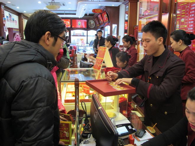 Lần đầu tiên sau 6 năm, giá vàng SJC rẻ hơn giá vàng thế giới ảnh 1