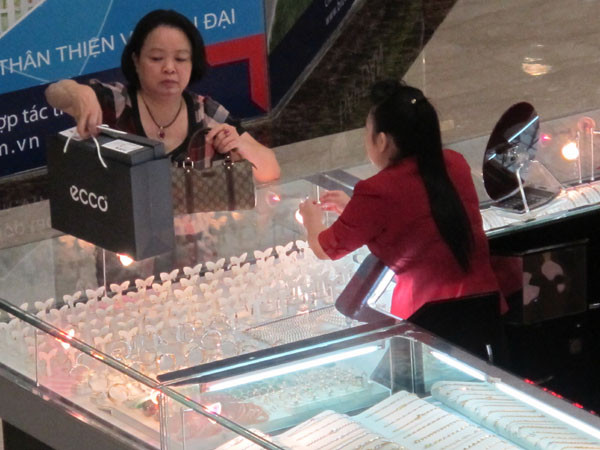 Khách hàng đang giao dịch vàng nữ trang. (Ảnh: Đức Duy/Vietnam+) Rung lắc mạnh, giá vàng SJC "bốc hơi" tới 500.000 đồng mỗi lượng ảnh 1