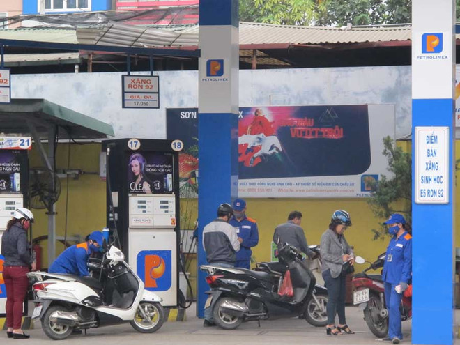 Nhân viên Petrolimex đang bán xăng cho khách hàng. (Ảnh: Đức Duy/Vietnam+) Giảm 2 lần liên tiếp, Quỹ bình ổn của Petrolimex còn 1.752 tỷ đồng ảnh 1