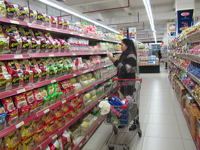 Khách hàng đang mua sắm hàng hóa tại siêu thị Fivimart Hà Nội. (Ảnh: Đức Duy/Vietnam+) Tết 2017: Không để hàng giả lọt vào các điểm bán hàng bình ổn giá ảnh 1