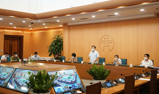 Cuộc họp của Ban Chỉ đạo COVID-19 thành phố Hà Nội. (Ảnh: PV/Vietnam+) Hà Nội: Nguy cơ COVID-19 vẫn cao dù các ổ dịch đã được kiểm soát ảnh 2
