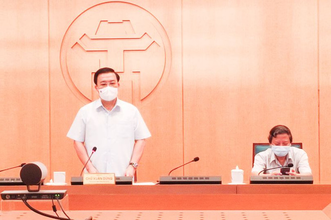 Ông Chử Xuân Dũng, Phó Chủ tịch Ủy ban nhân dân thành phố Hà Nội chỉ đạo về công tác phòng chống dịch bệnh. (Ảnh: PV/Vietnam+) Hà Nội: Nguy cơ COVID-19 vẫn cao dù các ổ dịch đã được kiểm soát ảnh 1