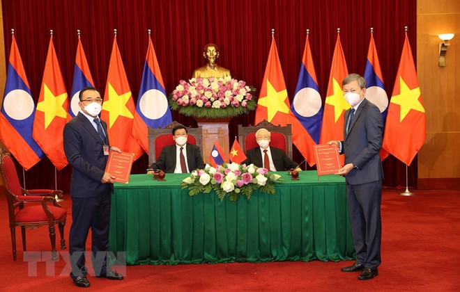 Lễ trao đổi hợp đồng bán điện giữa Tập đoàn Điện lực Việt Nam và Tập đoàn Thông-xắp-thạ-vi đối với cụm nhà máy thủy điện Nậm Nhương và cụm nhà máy thủy điện Nậm Mô. (Ảnh: TTXVN) Thương mại Việt Nam-Lào ngày càng thực chất và đi vào chiều sâu ảnh 1