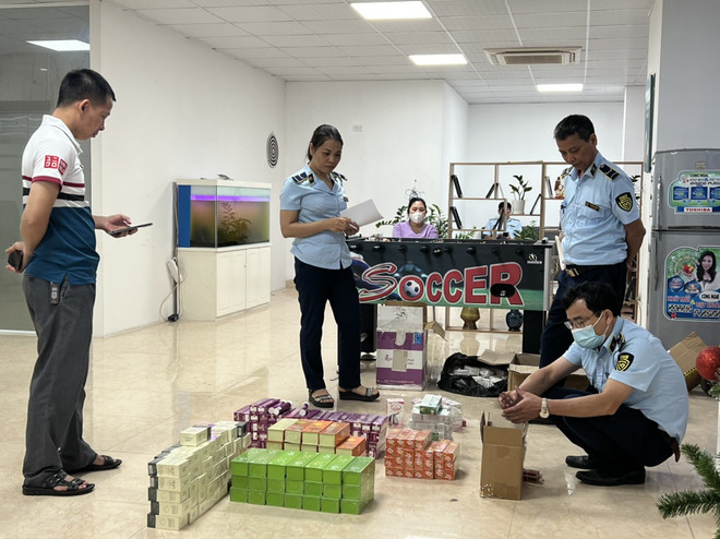 Lực lượng Quản lý thị trường Hà Nội kiểm tra hàng hoá có dấu hiệu vi phạm. (Ảnh: PV/Vietnam+) Ngăn chặn hiệu quả hành vi buôn lậu, hàng giả trong thương mại điện tử ảnh 1