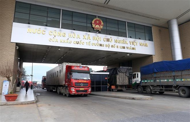 Hoạt động xuất nhập khẩu qua Cửa khẩu Quốc tế đường bộ số II Kim Thành. (Ảnh: Quốc Khánh/TTXVN) kim-th-anh-2-4903.jpeg