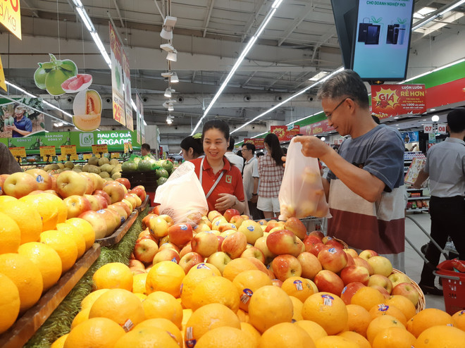 Hàng hóa tại các doanh nghiệp bán lẻ đa dạng, giá cả phù hợp. (Ảnh: Đức Duy/Vietnam+) img-3374-6030.jpg