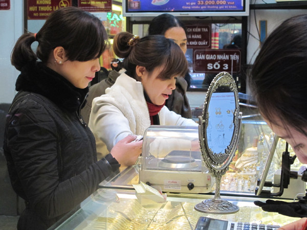 Đầu tuần, các thương hiệu vàng trong nước đều giảm theo thế giới ảnh 1