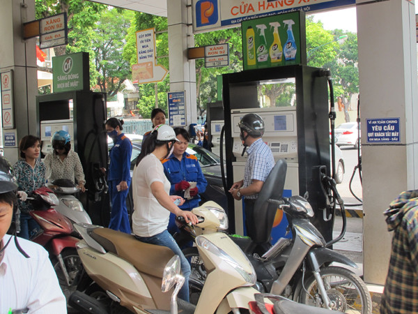 Từ 15 giờ hôm nay, giá xăng Ron 92 chính thức giảm 771 đồng mỗi lít ảnh 1