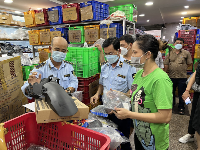 Lực lượng chức năng phát hiện nhiều hàng hóa có dấu hiệu vi phạm. (Ảnh: PV/Vietnam+) Đồng loạt kiểm tra chợ bán phụ tùng xe máy lớn nhất phía Nam ảnh 2