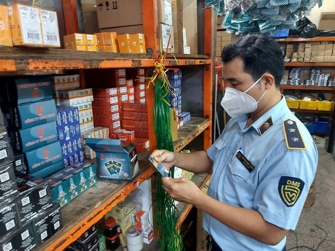 Lực lượng Quản lý thị trường kiểm tra một cửa hàng kinh doanh phụ tùng xe máy tại chợ Tân Thành, phường 12, quận 5, Thành phố Hồ Chí Minh. (Ảnh: PV/Vietnam+) Đồng loạt kiểm tra chợ bán phụ tùng xe máy lớn nhất phía Nam ảnh 1