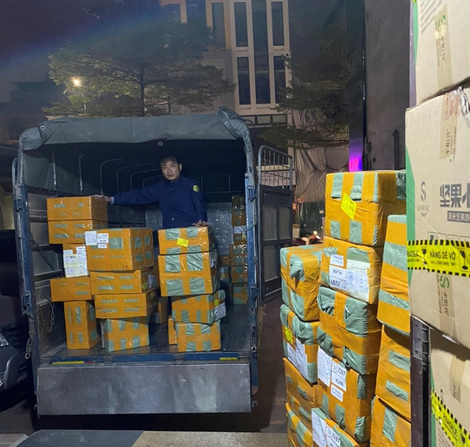 Phương tiện vận tải chở sản phẩm thuốc lá điện tử và phụ kiện có dấu hiệu vi phạm. (Ảnh: PV/Vietnam+) Tạm giữ gần 9.000 sản phẩm máy hút thuốc lá điện tử nghi nhập lậu ảnh 1