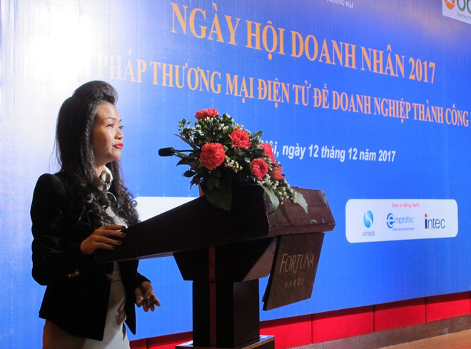 Đại diện Ngân hàng Thương mại Cổ phần Phương Đông Việt Nam chia sẻ ý kiến tại hội thảo. (Ảhh: Đức Duy/Vietnam+) Thương mại điện tử: 'Chìa khóa' để doanh nghiệp thành công hơn ảnh 2