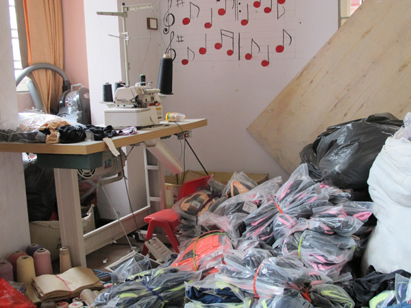 Đột kích lò gia công quần jeans và đồ lót giả thương hiệu nổi tiếng ảnh 5