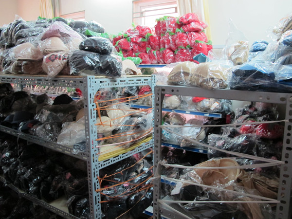 Đột kích lò gia công quần jeans và đồ lót giả thương hiệu nổi tiếng ảnh 4