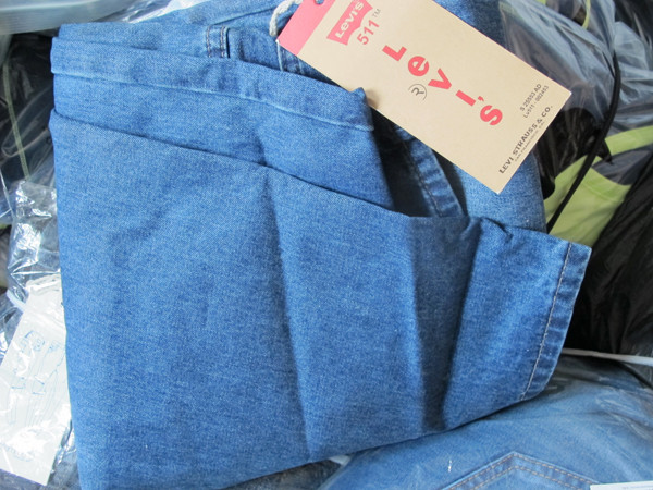 Đột kích lò gia công quần jeans và đồ lót giả thương hiệu nổi tiếng ảnh 2