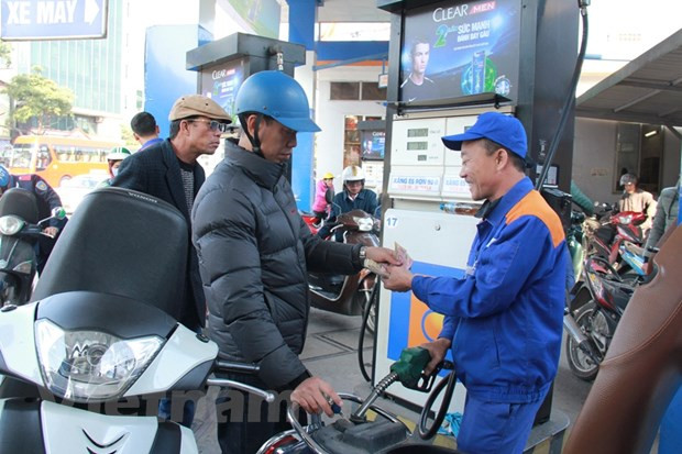 Một điểm bán xăng của Petrolimex. (Ảnh: Đức Duy/Vietnam+) Bộ Công Thương nói gì về phương án nâng dự trữ xăng dầu quốc gia? ảnh 4