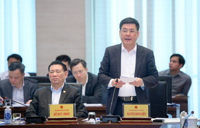 Bộ trưởng Nguyễn Hồng Diên giải đáp về công tác quản lý mặt hàng xăng dầu. (Ảnh: PV/Vietnam+) Bộ Công Thương nói gì về phương án nâng dự trữ xăng dầu quốc gia? ảnh 2