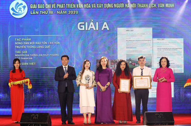 Trong ảnh: Ban Tổ chức trao Giải A cho các tác giả có tác phẩm đoạt Giải Báo chí về Phát triển Văn hóa và Xây dựng Người Hà Nội thanh lịch, văn minh. (Ảnh: Văn Điệp – TTXVN) Thông tấn xã Việt Nam đoạt giải cao tại Giải Báo chí của Hà Nội ảnh 2