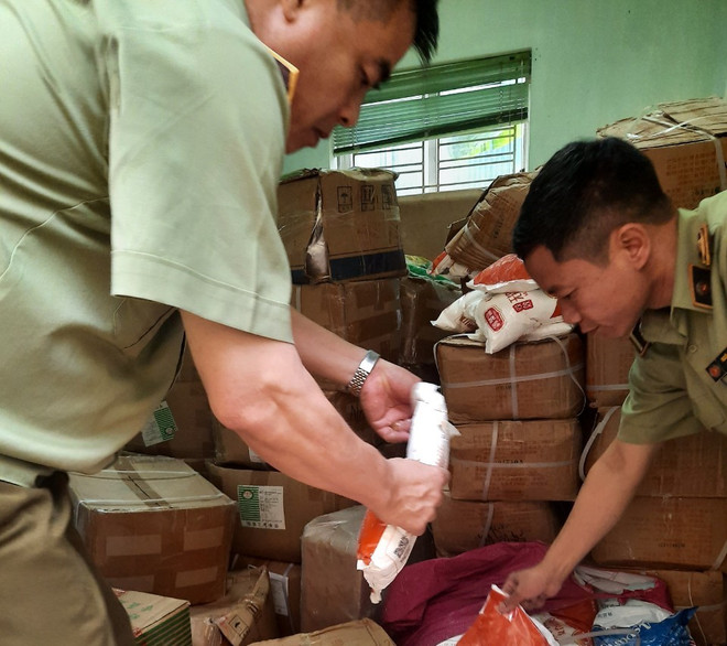 Tạm giữ gần 7 tấn nguyên liệu sản xuất Bim Bim không hóa đơn, chứng từ ảnh 1