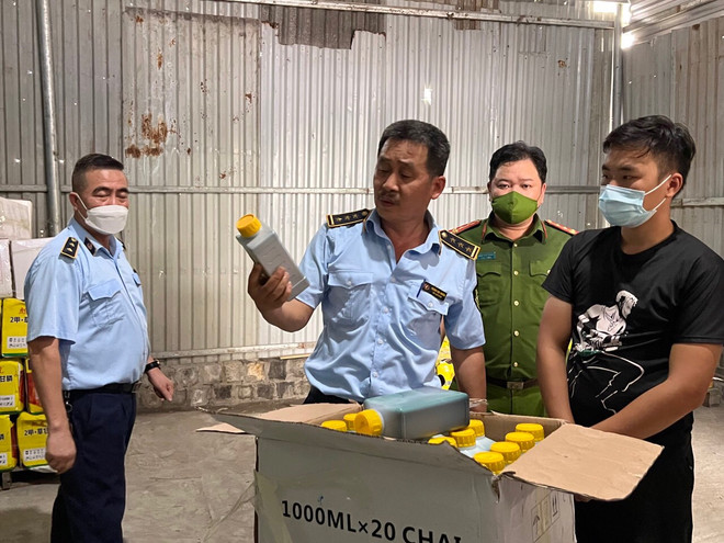 Hà Nội phát hiện kho thuốc bảo vệ thực vật có dấu hiệu hàng giả ảnh 1