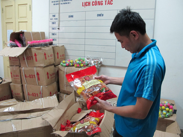 Thu hơn 700 kg bánh kẹo nhập lậu đang tập kết tại chân cầu Long Biên ảnh 5