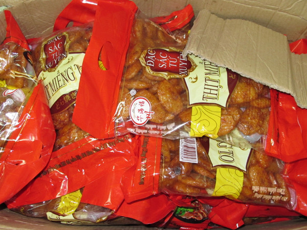 Thu hơn 700 kg bánh kẹo nhập lậu đang tập kết tại chân cầu Long Biên ảnh 2