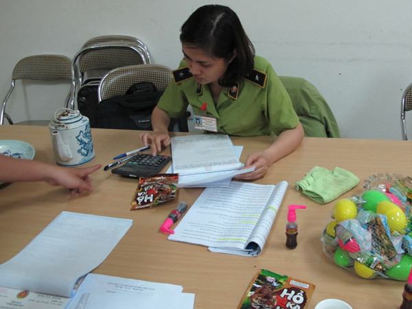 Thu hơn 700 kg bánh kẹo nhập lậu đang tập kết tại chân cầu Long Biên ảnh 1