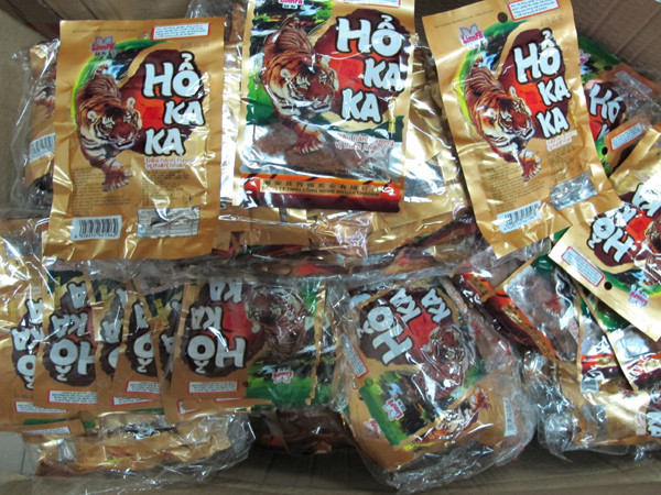 Thu hơn 700 kg bánh kẹo nhập lậu đang tập kết tại chân cầu Long Biên ảnh 4