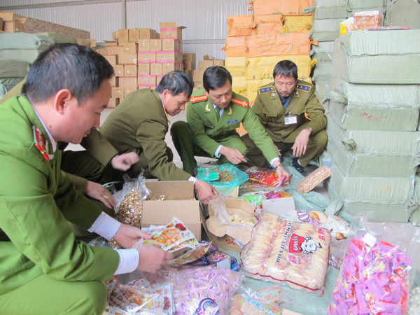 Không dung túng các cán bộ tiếp tay cho hoạt động buôn lậu ảnh 1