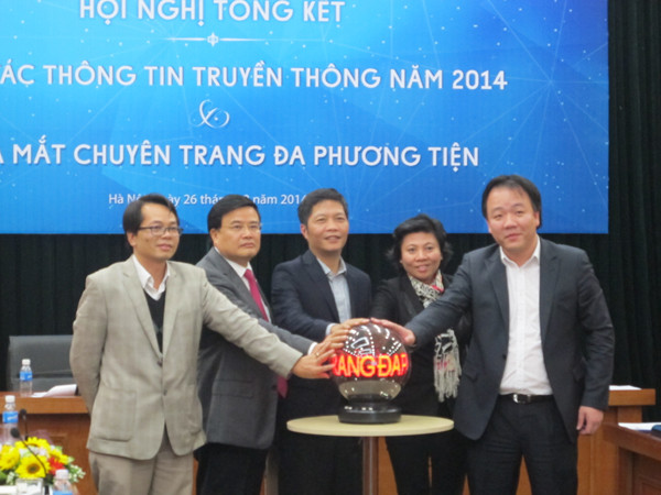 Lãnh đạo Bộ Công Thương bấm nút ra mắt Chuyên trang Đa phương tiện của Cổng thông tin điện tử (Ảnh: Đức Duy/Vietnam+) "Chủ động cung cấp thông tin nóng của Bộ Công Thương cho dư luận" ảnh 2