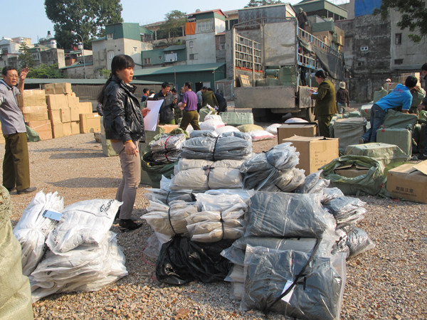 Thu giữ gần 3.000 bộ quần áo, cặp tóc giả nhãn hiệu nổi tiếng ảnh 1