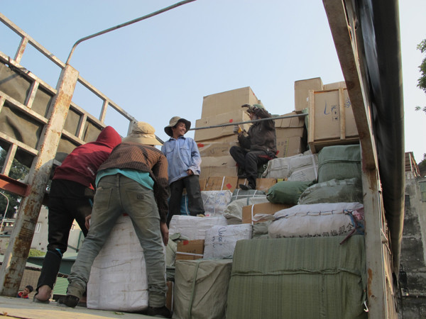 Thu giữ gần 3.000 bộ quần áo, cặp tóc giả nhãn hiệu nổi tiếng ảnh 2