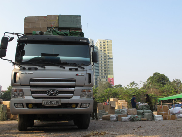 Thu giữ gần 3.000 bộ quần áo, cặp tóc giả nhãn hiệu nổi tiếng ảnh 3