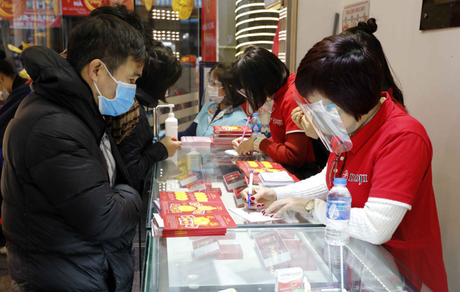 Giá vàng SJC giảm phiên đầu tuần, tỷ giá trung tâm cùng đi xuống ảnh 1