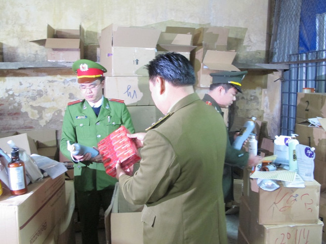 [Video] Thu giữ hơn 3.500 đồ mỹ phẩm lậu tại kho hàng ở Ngọc Hồi ảnh 1