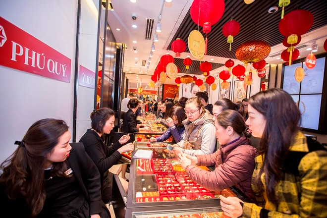 Khách hàng giao dịch vàng miếng tại Phú Quý. (Ảnh: Đức Duy/Vietnam+) Thương hiệu vàng SJC đắt hơn thế giới gần 600.000 đồng mỗi lượng ảnh 1