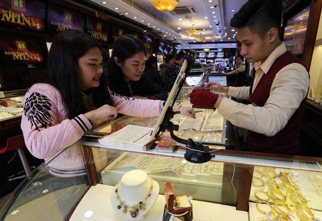 Giảm mạnh phiên cuối tuần, giá vàng SJC xuống còn 57 triệu đồng ảnh 1