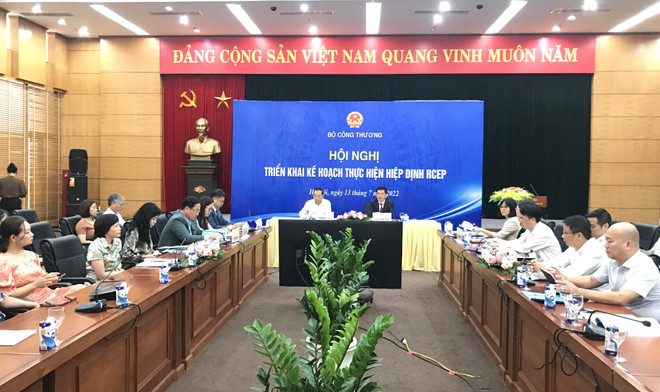 Hội nghị: “Triển khai Kế hoạch thực hiện Hiệp định Đối tác Kinh tế Toàn diện Khu vực-RCEP,” do Bộ Công Thương tổ chức ngày 13/7. (Ảnh: Đức Duy/Vietnam+) RCEP: 'Đòn bẩy' giúp doanh nghiệp tham gia sâu hơn vào chuỗi cung ứng ảnh 1