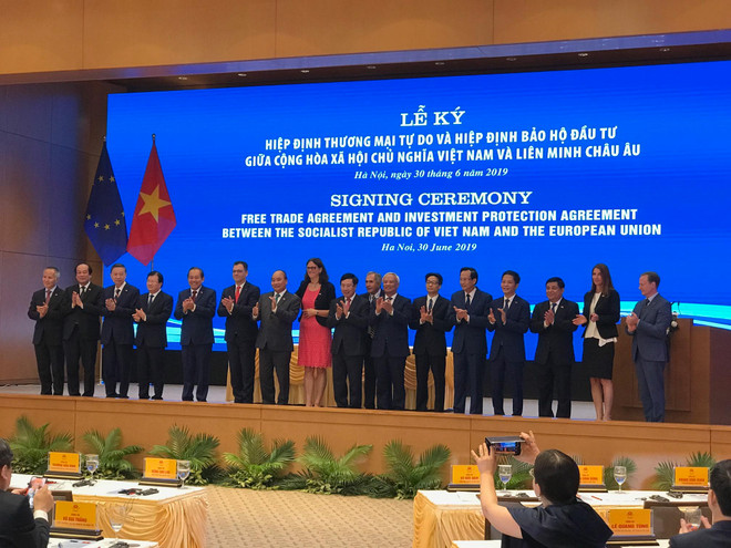 Thủ tướng Nguyễn Xuân Phúc chụp ảnh cùng các đại biểu và đối tác EU tại lễ ký kết hai hiệp định EVFTA và EVIPA. (Ảnh: Xuân Quảng/Vietnam+) Ký kết EVFTA-EVIPA: Thúc đẩy mạnh mẽ phát triển kinh tế Việt Nam-EU ảnh 2