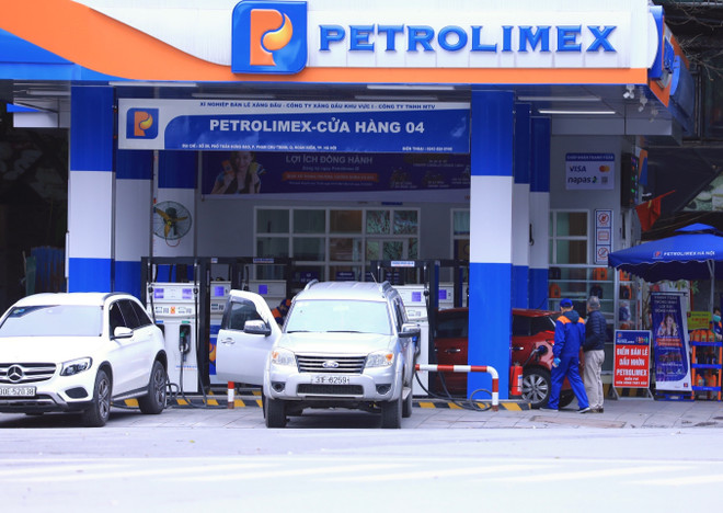 Các doanh nghiệp đảm bảo cung ứng xăng dầu phục vụ sản xuất và tiêu dùng. (Ảnh: TTXVN) Bộ Công Thương nói gì về đề xuất bỏ quỹ bình ổn giá xăng dầu? ảnh 1
