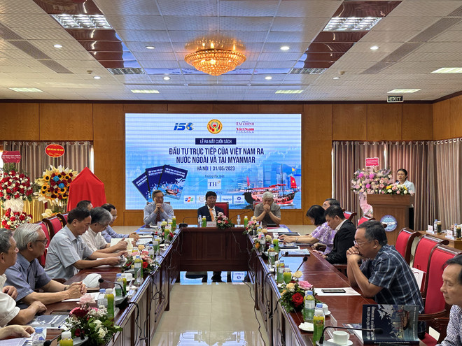 Cuốn sách nhằm cung cấp những thông tin cần thiết để các cơ quan quản lý Nhà nước, cộng đồng doanh nghiệp, nhất là các doanh nghiệp đã và đang có kế hoạch đầu tư ra nước ngoài nhận thức rõ hơn về vai trò quan trọng của đầu tư trực tiếp ra nước ngoài của Việt Nam. (Ảnh: Xuân Quảng/Vietnam+) Ra mắt sách đầu tư trực tiếp của Việt Nam ra nước ngoài và tại Myanmar ảnh 2