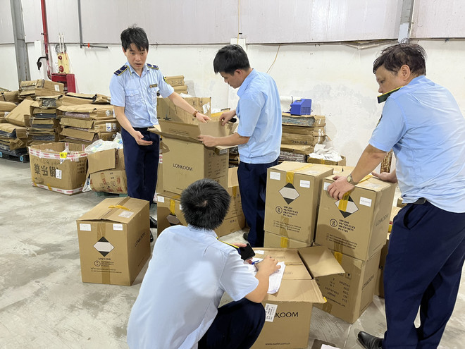 Phát hiện kho chứa hàng nghìn điện thoại, máy tính bảng nghi nhập lậu ảnh 1