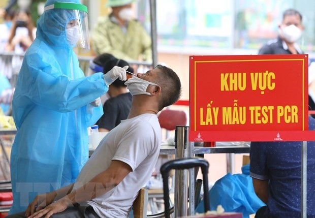 Lấy mẫu xét nghiệm cho người dân. (Ảnh: TTXVN) Hà Nội có 10 quận, huyện và 111 xã, phường nguy cơ cao với dịch COVID ảnh 1