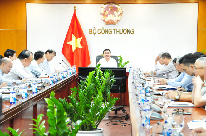 Bộ Công Thương họp bàn về phương án phân giao xăng dầu năm 2023. (Ảnh: PV/Vietnam+) Bộ Công Thương: Hai kịch bản phân giao xăng dầu tối thiểu năm 2023 ảnh 1