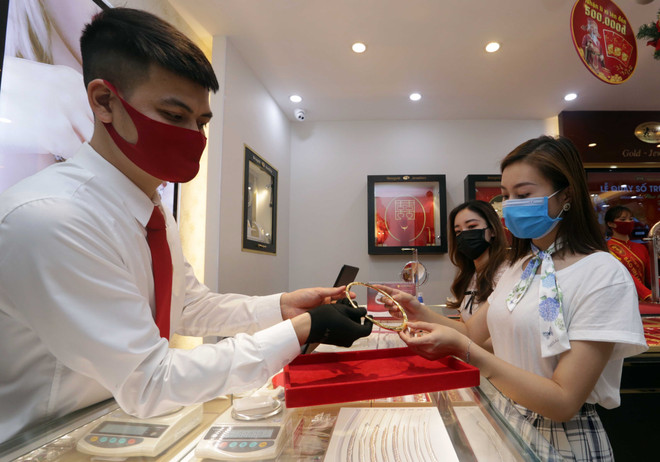 Giá vàng SJC tiếp tục đi xuống, tỷ giá trung tâm giữ ổn định ảnh 1