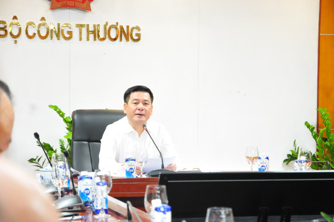 Bộ trưởng Nguyễn Hồng Diên phát biểu tại cuộc họp. (Ảnh: PV/Vietnam+) Bộ Công Thương: Hai kịch bản phân giao xăng dầu tối thiểu năm 2023 ảnh 2