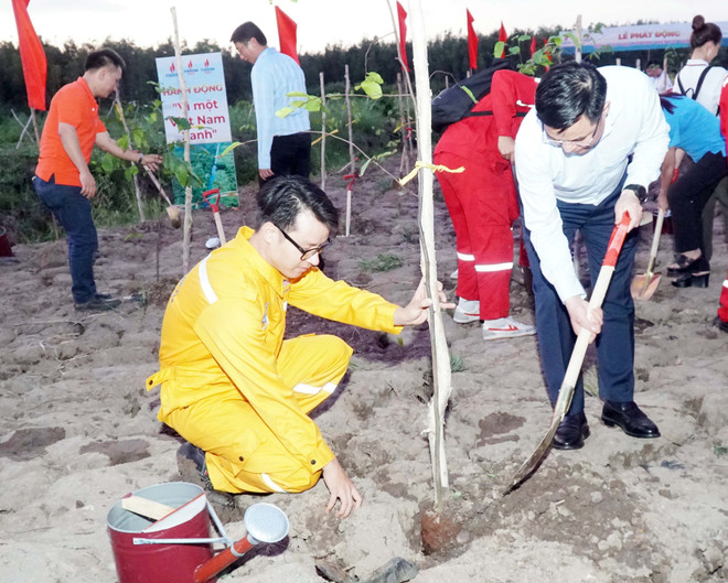 Lãnh đạo Petrovietnam cùng cán bộ nhân viên Tập đoàn tham gia trồng cây tại lễ phát động. (Ảnh: PV/Vietnam+) 6.JPG